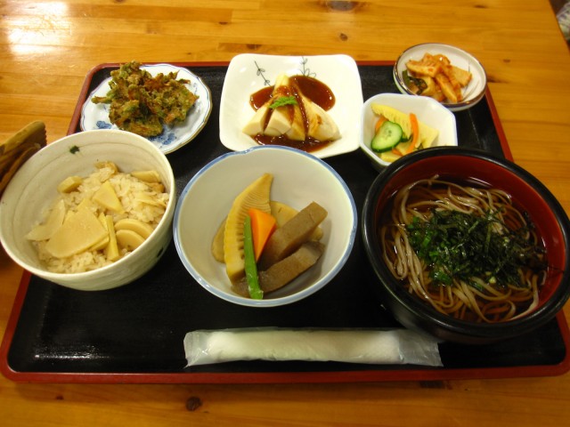 期間限定のたけのこづくしは食事処「たけのこ」へ! 期間限定のたけのこづくしは食事処「たけのこ」へ!