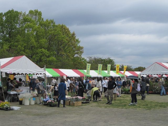 花と緑に囲まれる「秋の園芸市」が開催されます。